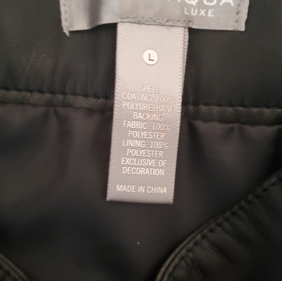 Aqua Luxe Women's Black Faux Leather Belted Skirt - Picture 4 of 5